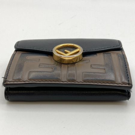  FENDI フェンディ 三つ折り財布 ミニ財布 F is Fendi FFロゴ エンボス ズッカ柄 8M0395･A659 MAYA/BLACK