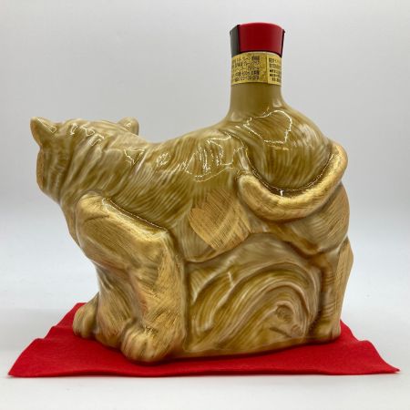 【北海道内限定発送】 ROYAL サントリーローヤル ウイスキー 寅歳 ボトル 干支 600ml 43% 2022年 陶器ボトル 未開栓