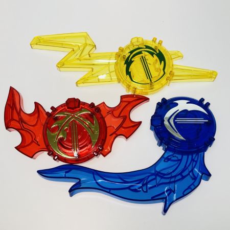   仮面ライダーセイバー 究極大聖剣 火炎剣烈火 水勢剣流水 雷鳴剣黄雷 エンブレムセット タバコ臭有