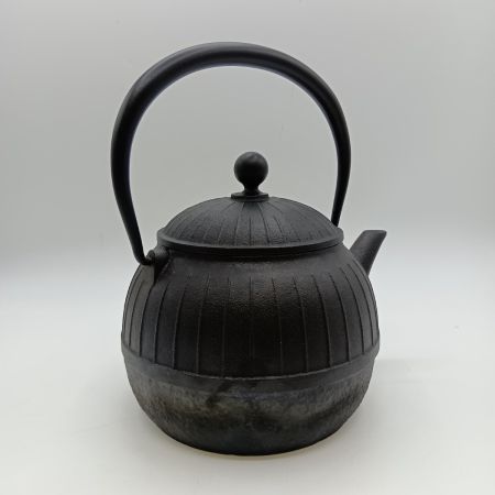   及源鋳造 南部鉄器 鉄瓶 八千草 1.2L