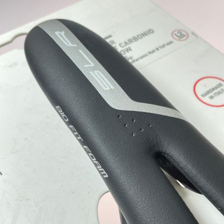  Selle Italia SLR KIT CARBONIO FLOW ロードバイク用サドル 135g