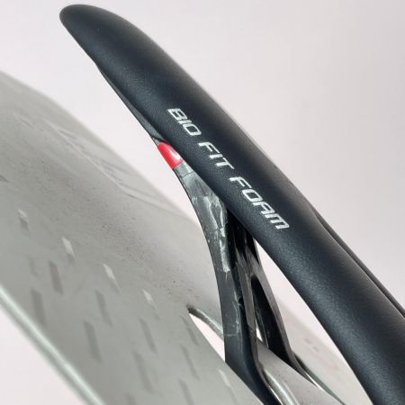  Selle Italia SLR KIT CARBONIO FLOW ロードバイク用サドル 135g