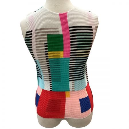  ISSEY MIYAKE me イッセイミヤケ ミー ワッフルプリーツ ノースリーブカットソー MI11FR272 カラフル