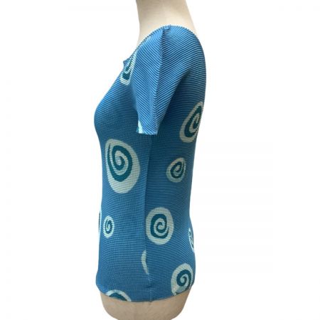  ISSEY MIYAKE イッセイミヤケ ワッフルプリーツ カットソー 和柄 渦巻 MI71FK636 スカイブルー