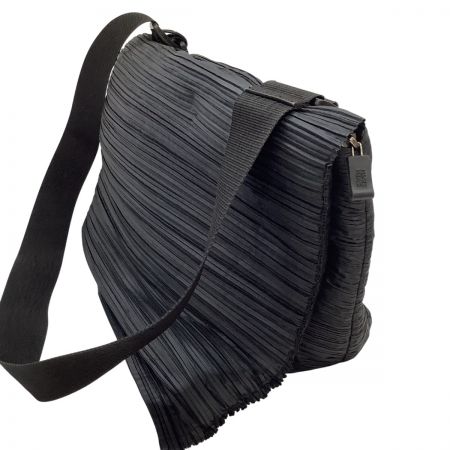  ISSEY MIYAKE イッセイミヤケ PLEATS PLEASE メッセンジャー ショルダーバッグ PP04-AG722 ブラック