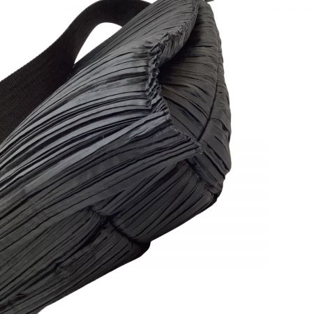  ISSEY MIYAKE イッセイミヤケ PLEATS PLEASE メッセンジャー ショルダーバッグ PP04-AG722 ブラック