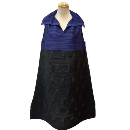 ISSEY MIYAKE イッセイミヤケ PLEATS PLEASE 変形 サークルエンボス加工  横プリーツ ワンピース  ブラック