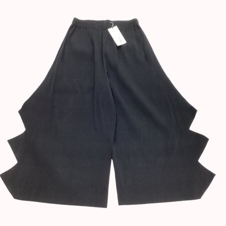 ISSEY MIYAKE イッセイミヤケ 未使用 タグ付き 変形 パンツ  MI04KF389 ブラック