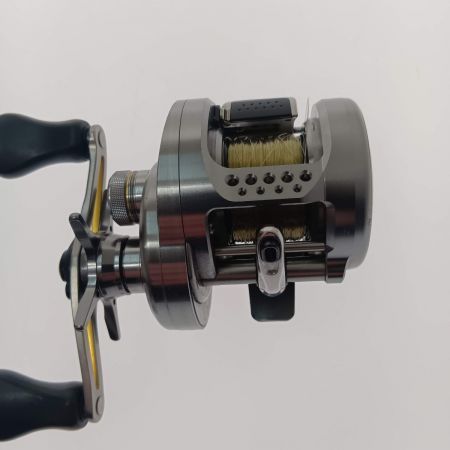  SHIMANO シマノ カルカッタコンクエストBFS HG 右ハンドル 03675 本体のみ