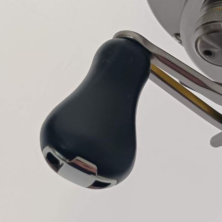  SHIMANO シマノ カルカッタコンクエストBFS HG 右ハンドル 03675 本体のみ