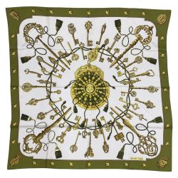 ## HERMES エルメス カレ90 鍵柄 大判シルクスカーフ オリーブ Bランク