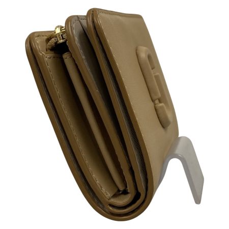  MARC JACOBS マークジェイコブス  ザ レザー カバード Jマーク コンパクト ウォレット ミニ 2つ折り財布 2S4SMP007S02 キャメル