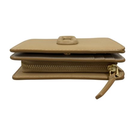  MARC JACOBS マークジェイコブス  ザ レザー カバード Jマーク コンパクト ウォレット ミニ 2つ折り財布 2S4SMP007S02 キャメル