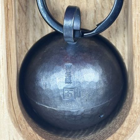 イソガワクミコ作 リサイクル銀製「熊鈴」 木箱入 青
