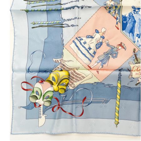  HERMES エルメス スカーフ　シルク100％　カレ　正方形　人　楽譜他 スカイブルー