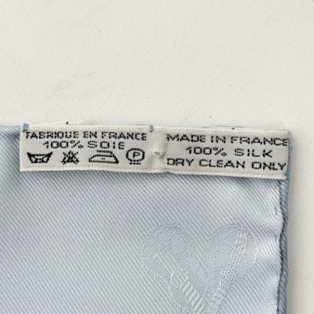  HERMES エルメス スカーフ　シルク100％　カレ　正方形　人　楽譜他 スカイブルー