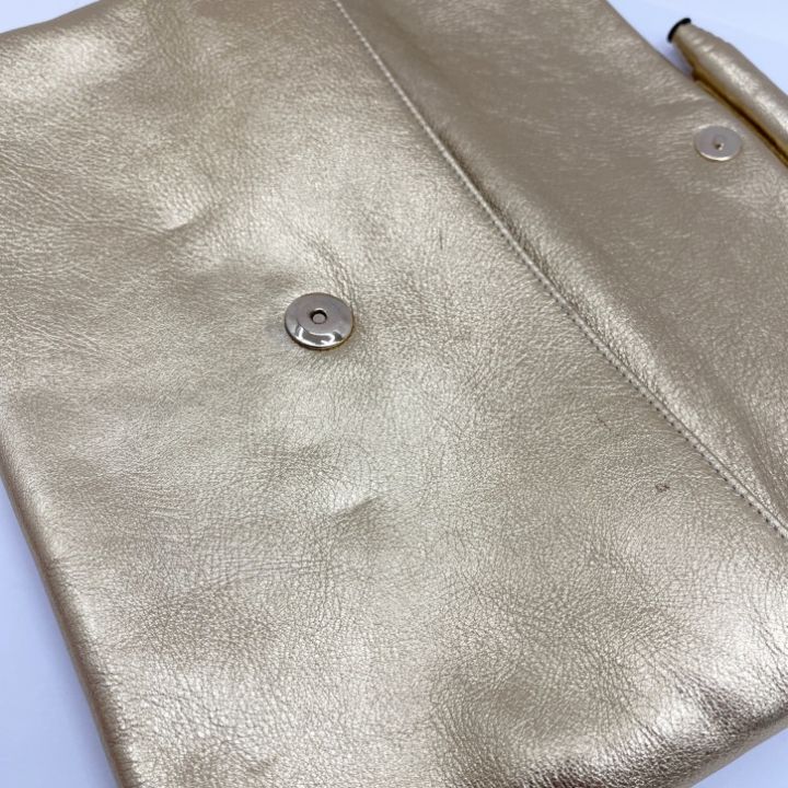 IL BISONTE イルビゾンテ クラッチバッグ ゴールド - 中古 IL BISONTE イルビゾンテ クラッチバッグ ゴールド - 中古
