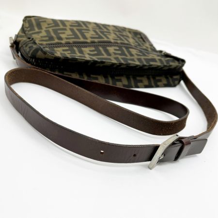  FENDI フェンディ ショルダーバッグ 鞄 ズッカ キズ有 16161 001 ブラウン