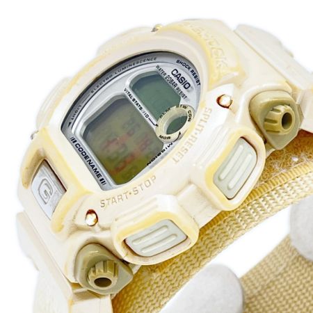  CASIO カシオ 腕時計 クォーツ G-SHOCK 本体のみ 色褪せ・汚れアリ DW-8800 ホワイト