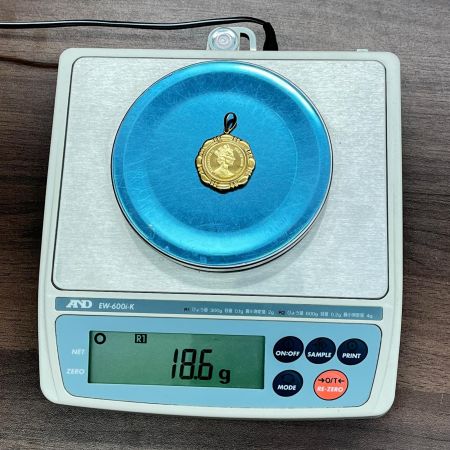   マン島キャットエリザベス24Kコイン/ペンダントトップK18 総重量18.6g(カバー含む)
