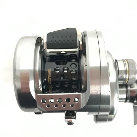  SHIMANO シマノ ベイトリール 17カルカッタコンクエストBFS ケース付 03676