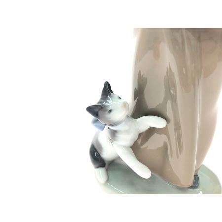  LLADRO リヤドロ インテリア小物 置物 陶器 フィギュリン 少女と子猫 子猫をエプロンに 元箱入 01309