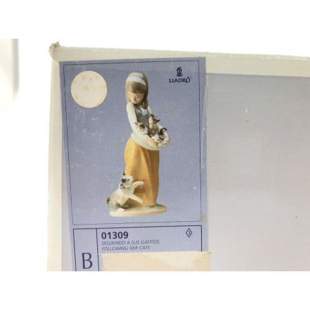  LLADRO リヤドロ インテリア小物 置物 陶器 フィギュリン 少女と子猫 子猫をエプロンに 元箱入 01309