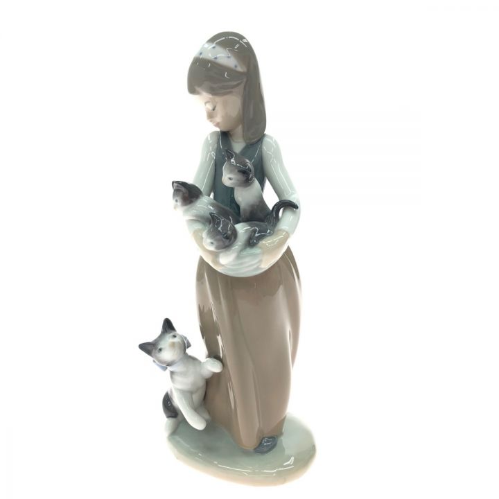 LLADRO リヤドロ インテリア小物 置物 陶器 フィギュリン 少女と子猫 子猫をエプロンに 元箱入 01309｜中古｜なんでもリサイクルビッグバン