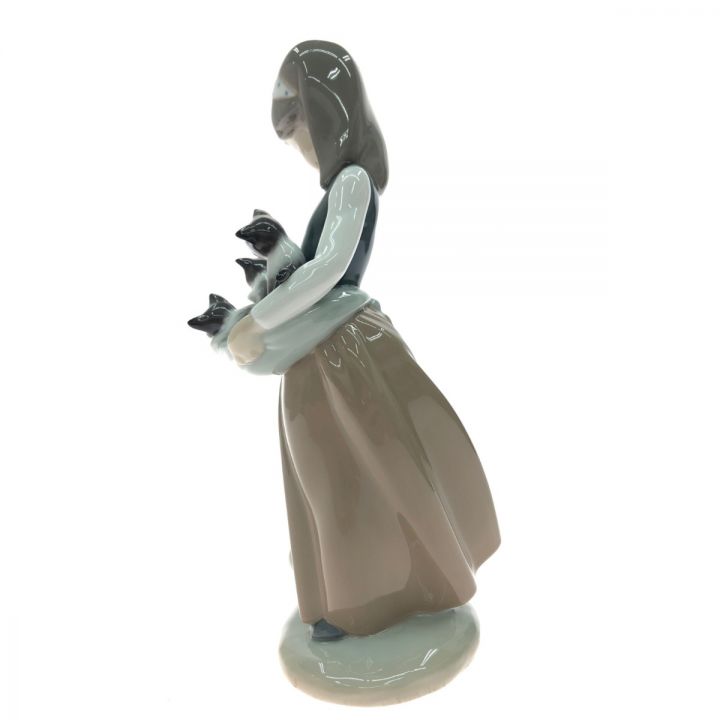 LLADRO リヤドロ インテリア小物 置物 陶器 フィギュリン 少女と子猫 子猫をエプロンに 元箱入 01309｜中古｜なんでもリサイクルビッグバン