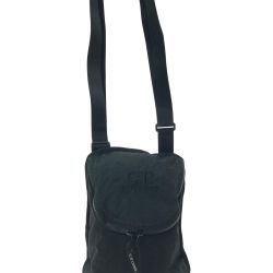 ▼▼ C.P. COMPANY シーピーカンパニー メンズ ショルダーバッグ 刺繍ロゴ ガーメントダイ加工 撥水 クロスボディ 110188G ブラック Bランク