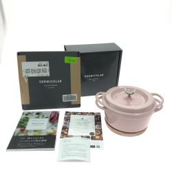 ▼▼ VERMICULAR バーミキュラ 両手鍋 オーブンポットラウンド 18cm＋マグネットリベット（鍋敷き）18cm セット  パールピンク Sランク