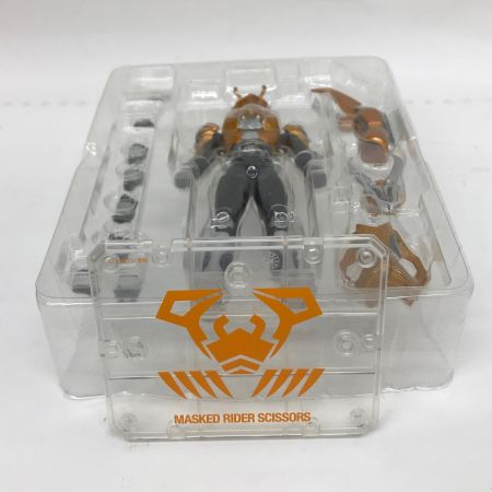   バンダイ S.H.Figuarts 仮面ライダーシザース 「仮面ライダー龍騎」 魂ウェブ商店限定