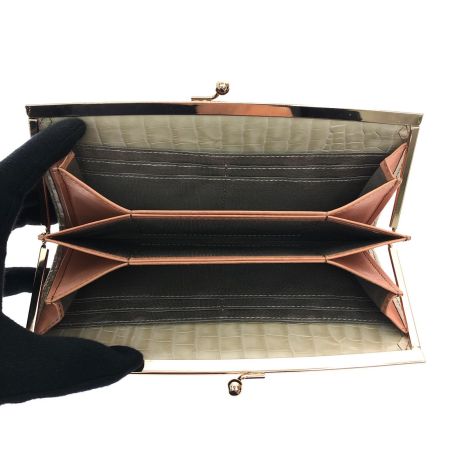  A.D.M.J エーディーエムジェー レディース 長財布 がま口財布 クロコ型押し 26WS6004 ベージュ