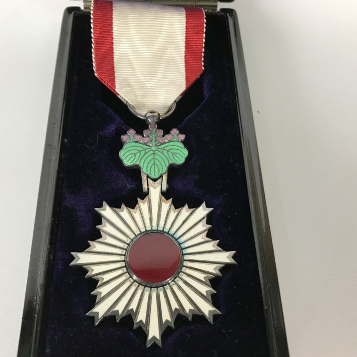 旭日単光章　旭日章　勲章　ケース付き　 記念品　天皇　昭和　略綬 共箱 旭日単光章 旭日章 勲章 ケース付き 記念品 天皇 昭和 略綬 共箱