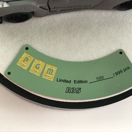   PGM 1/64 日産 R35 ロケットバニー フル開閉モデル 丸台座 リミテッドエディション PGM-640703 グレー