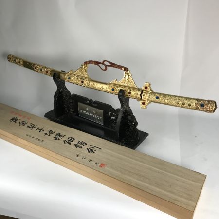   模造刀 黄金梨子地螺鈿飾剣 国宝複美 展示台・木箱付