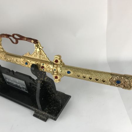   模造刀 黄金梨子地螺鈿飾剣 国宝複美 展示台・木箱付