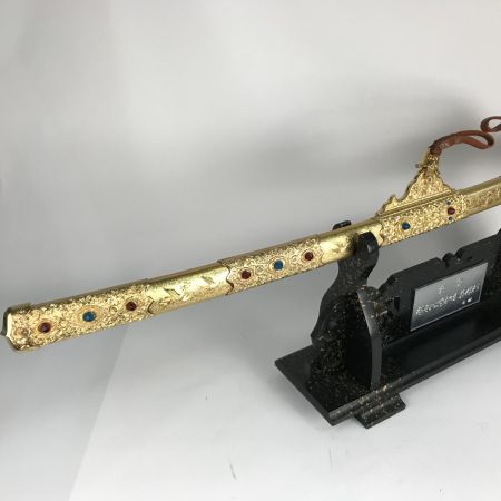   模造刀 黄金梨子地螺鈿飾剣 国宝複美 展示台・木箱付