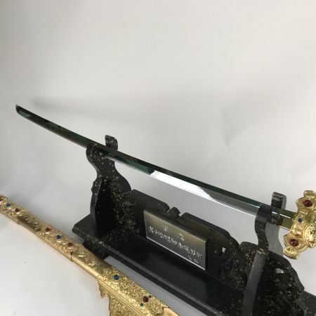   模造刀 黄金梨子地螺鈿飾剣 国宝複美 展示台・木箱付