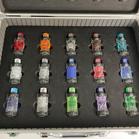   仮面ライダービルド フルボトル45個 アタッシュケースセット