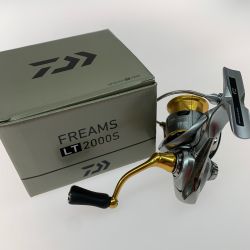 ●● DAIWA ダイワ 00057046 18FREAMS LT2000S Aランク