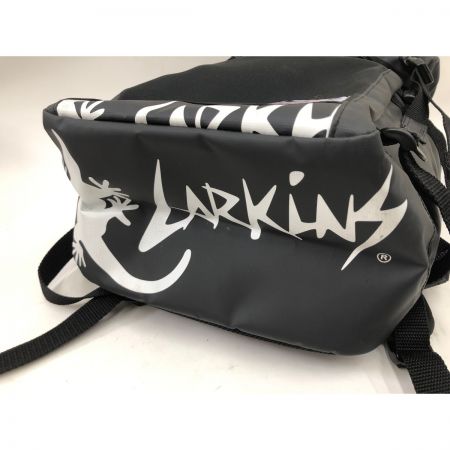  LARKINS バッグ リュック ブラック