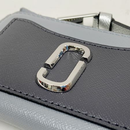  MARC JACOBS マークジェイコブス ザ ユティリティ スナップショット トップジップ マルチ ウォレット  2F3SMP063S07 グレー×ブラック