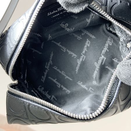  Ferragamo フェラガモ ガンチーニ ポーチ バニティ ブラック