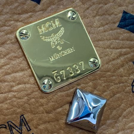  MCM エムシーエム ロゴグラム スタッズ バックパック デイパック リュックサック MWK1SVE01CO001 ブラウン