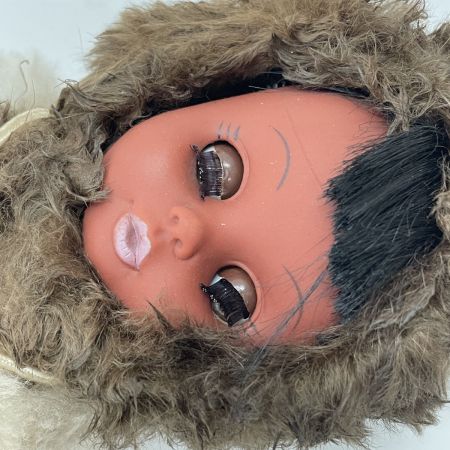   エスキモー人形 白い毛皮 スリーピングアイ