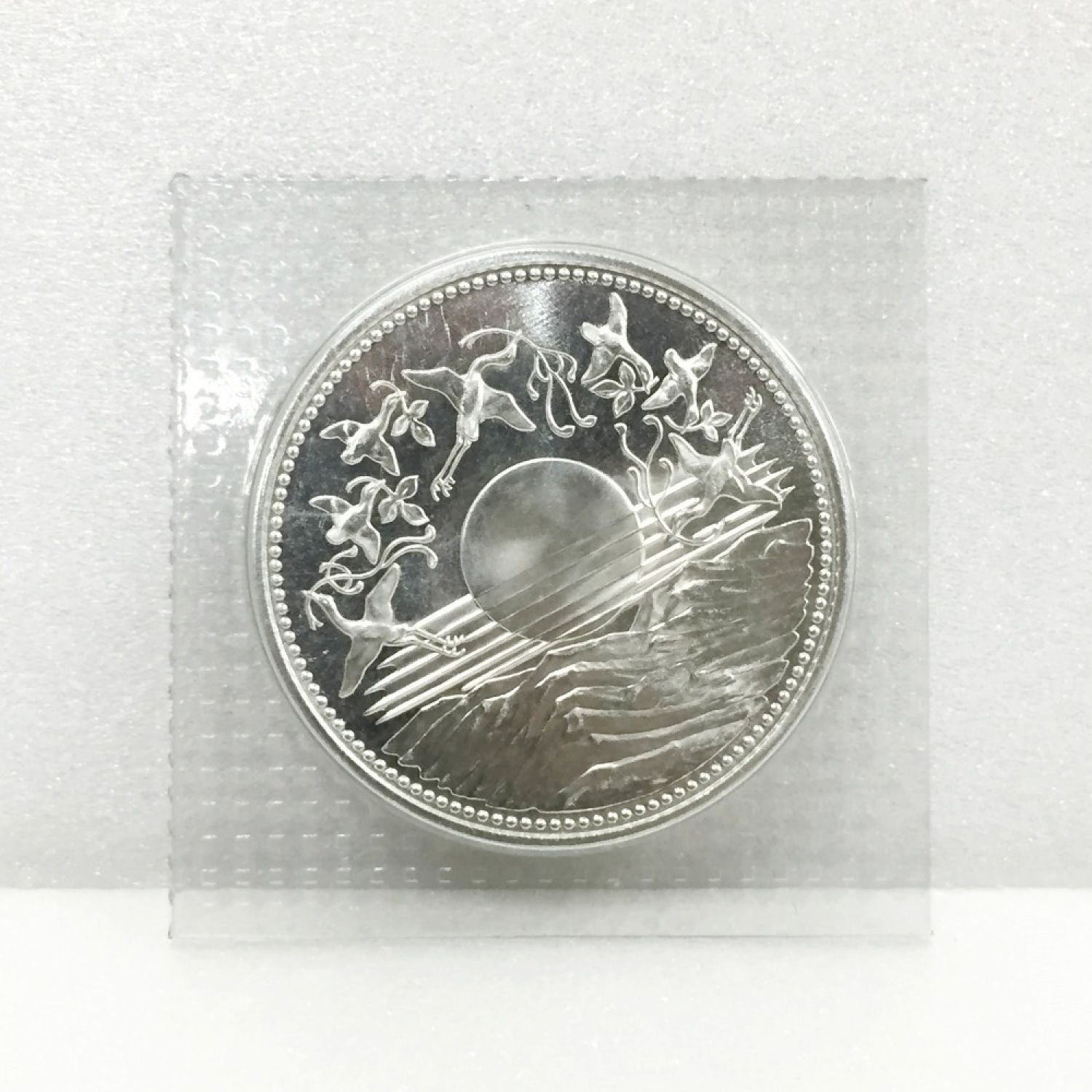 天皇陛下御在位60年記念 1万円銀貨 ブリスターバック入 記念硬貨 5十六菊花紋サイズ