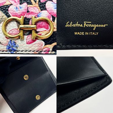 Salvatore Ferragamo サルヴァトーレフェラガモ ガンチーニ JL-22 D780 花柄xブラック 2つ折財布 レザー  レディース｜中古｜なんでもリサイクルビッグバン