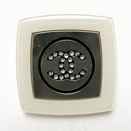  CHANEL シャネル レジンxラインストーン ホワイト×ゴールド アクセサリー ピアス レディース