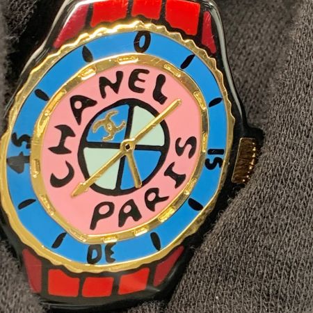  CHANEL シャネル 手書き風の腕時計 D23A レッド×ピンク×ブルー アクセサリー ピンブローチ